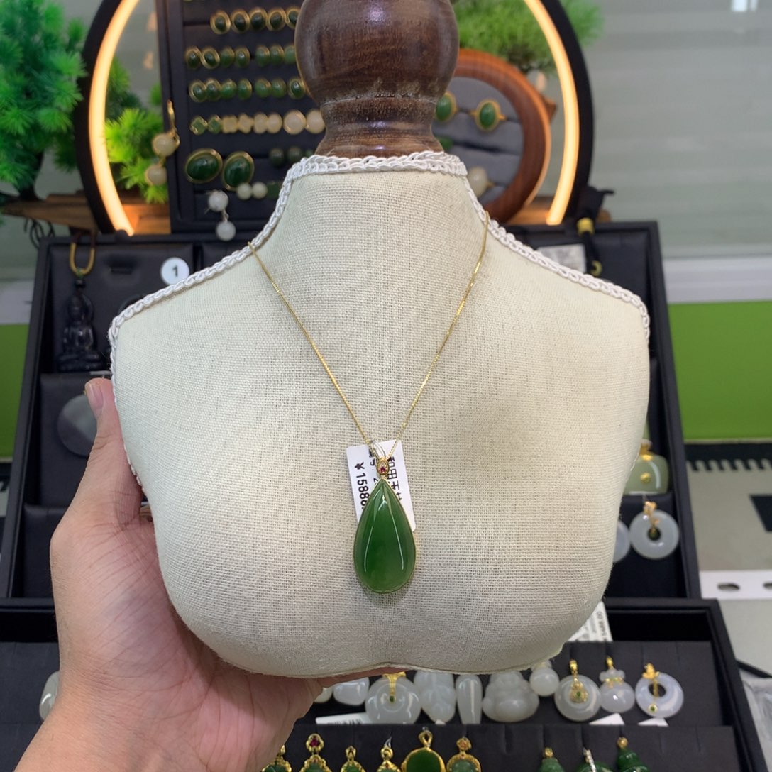 和田玉18K金镶嵌吊坠(赠链)