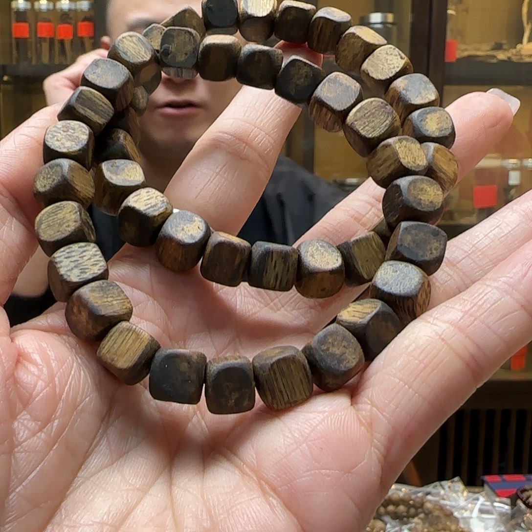 沉香碎屑沉香大方珠9mm奇楠随机发一份