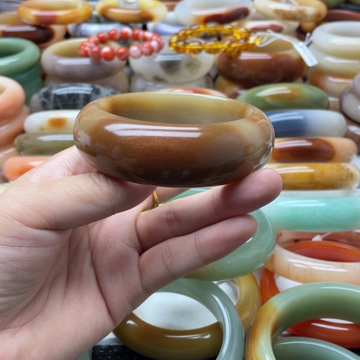 石英岩玉手镯未镶嵌乖****?