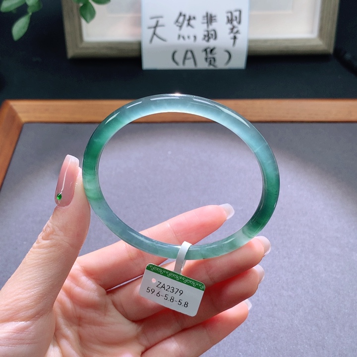 翡翠手镯未镶嵌天然翡翠手镯