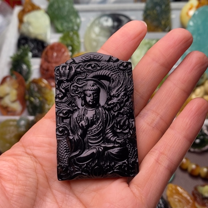 ら***。蛇纹石玉未镶嵌颈饰