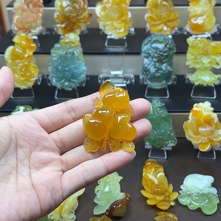 荔****蛇纹石玉未镶嵌颈饰