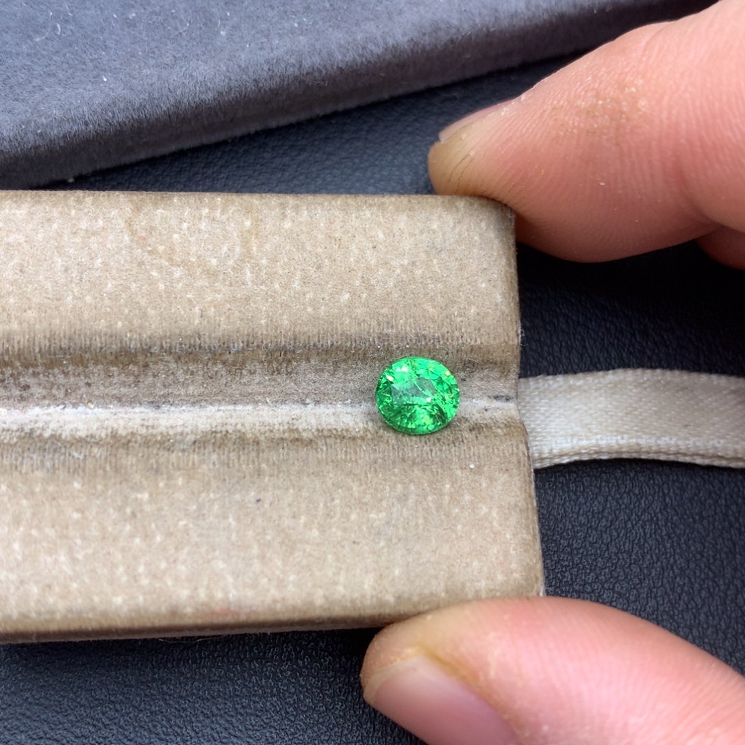 未镶嵌裸石石榴石（沙弗莱）妈****我1.05ct