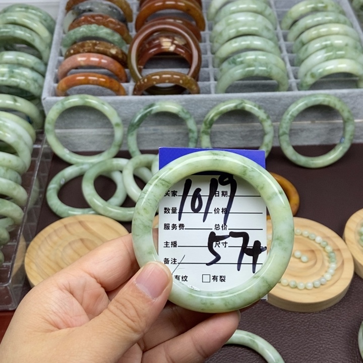 蛇纹石玉手镯未镶嵌