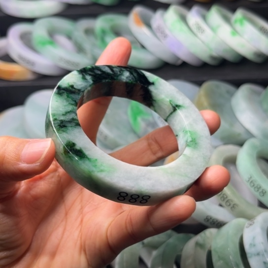 定制翡翠未镶嵌翡翠手镯