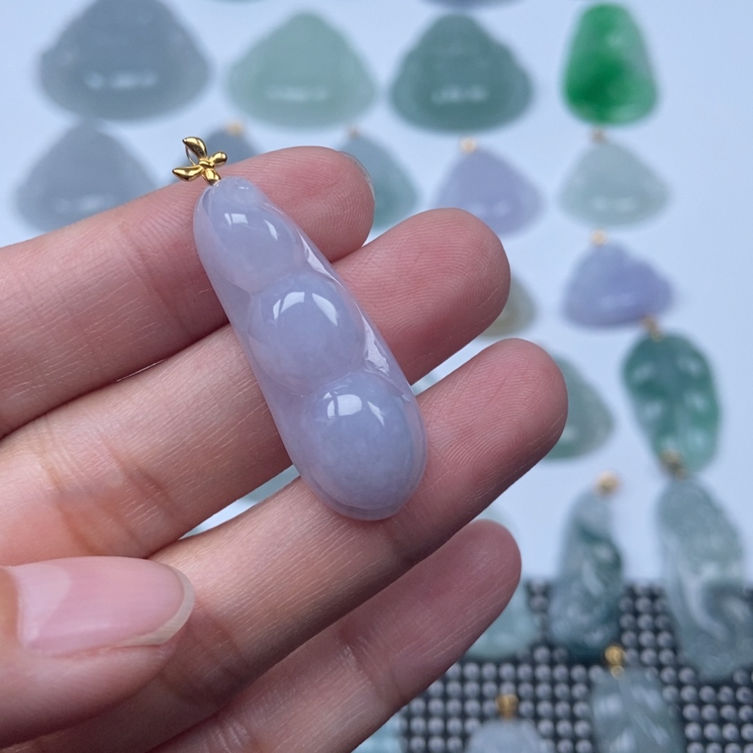 翡翠未镶嵌颈饰豆子