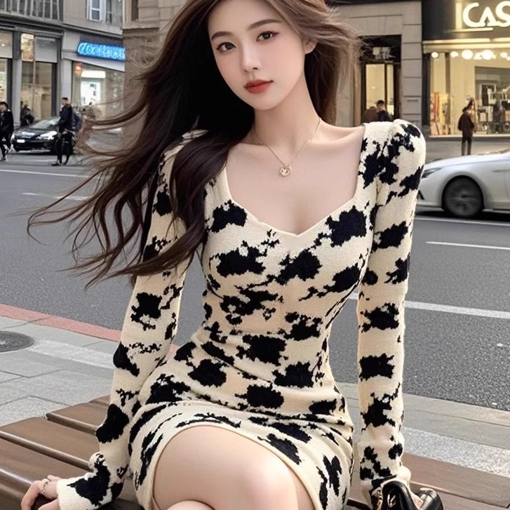 复古气质别致印花方领长袖连衣裙女2025秋冬新款修身显瘦包臀短裙