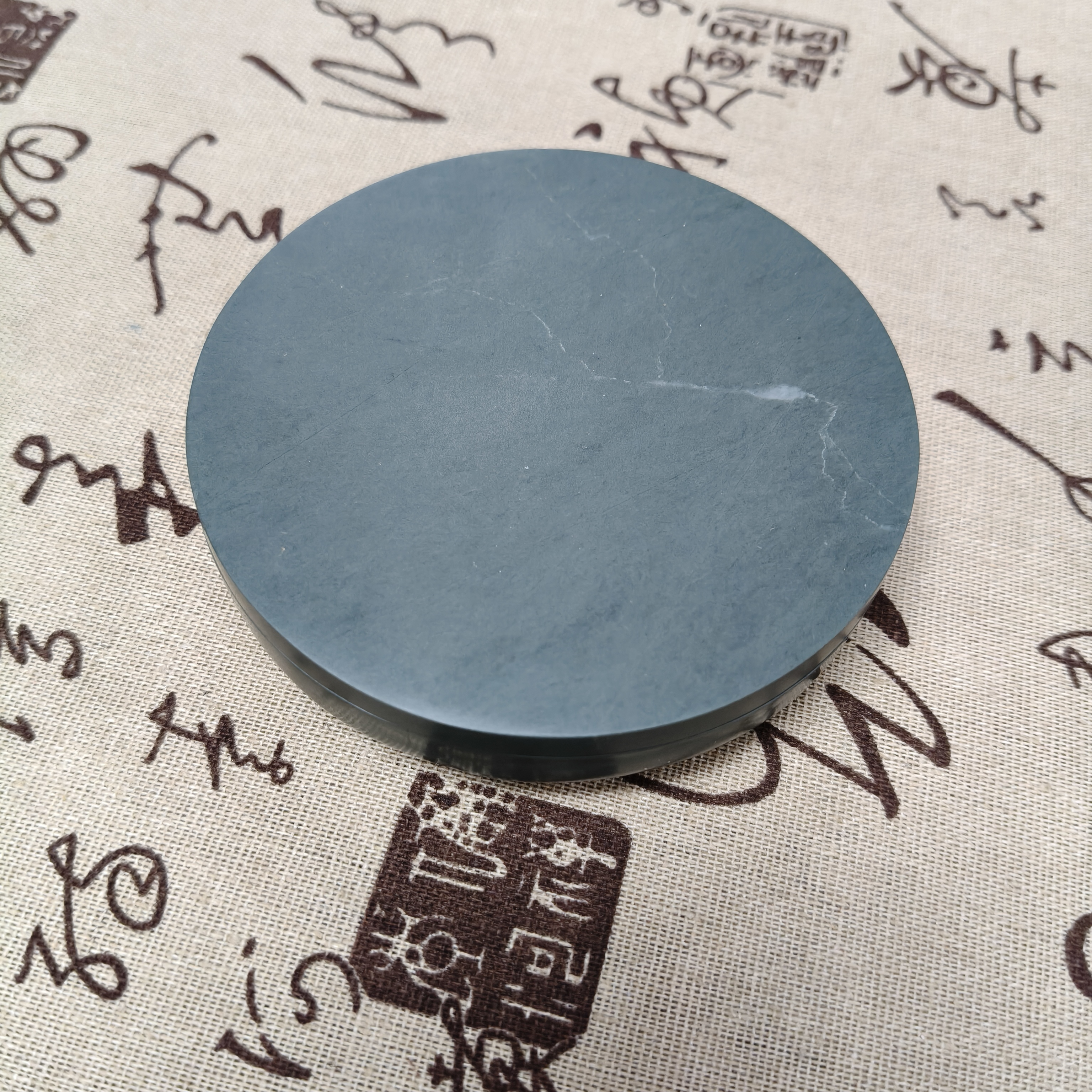 甘肃洮砚，老水泉圆形墨盒，尺寸，直径10cm厚2.8cm