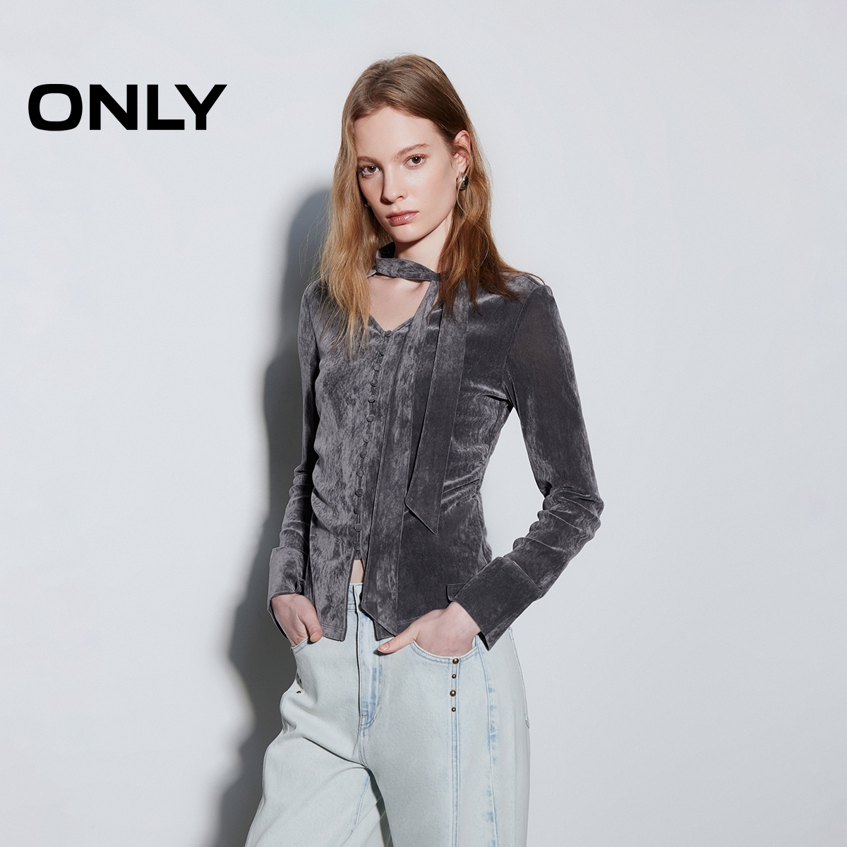 ONLY2026春季新款排扣设计长袖V领飘带修身丝绒T恤女|126102009