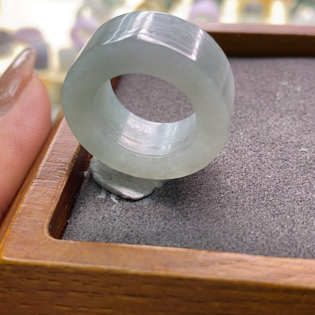 定制翡翠未镶嵌有纹裂