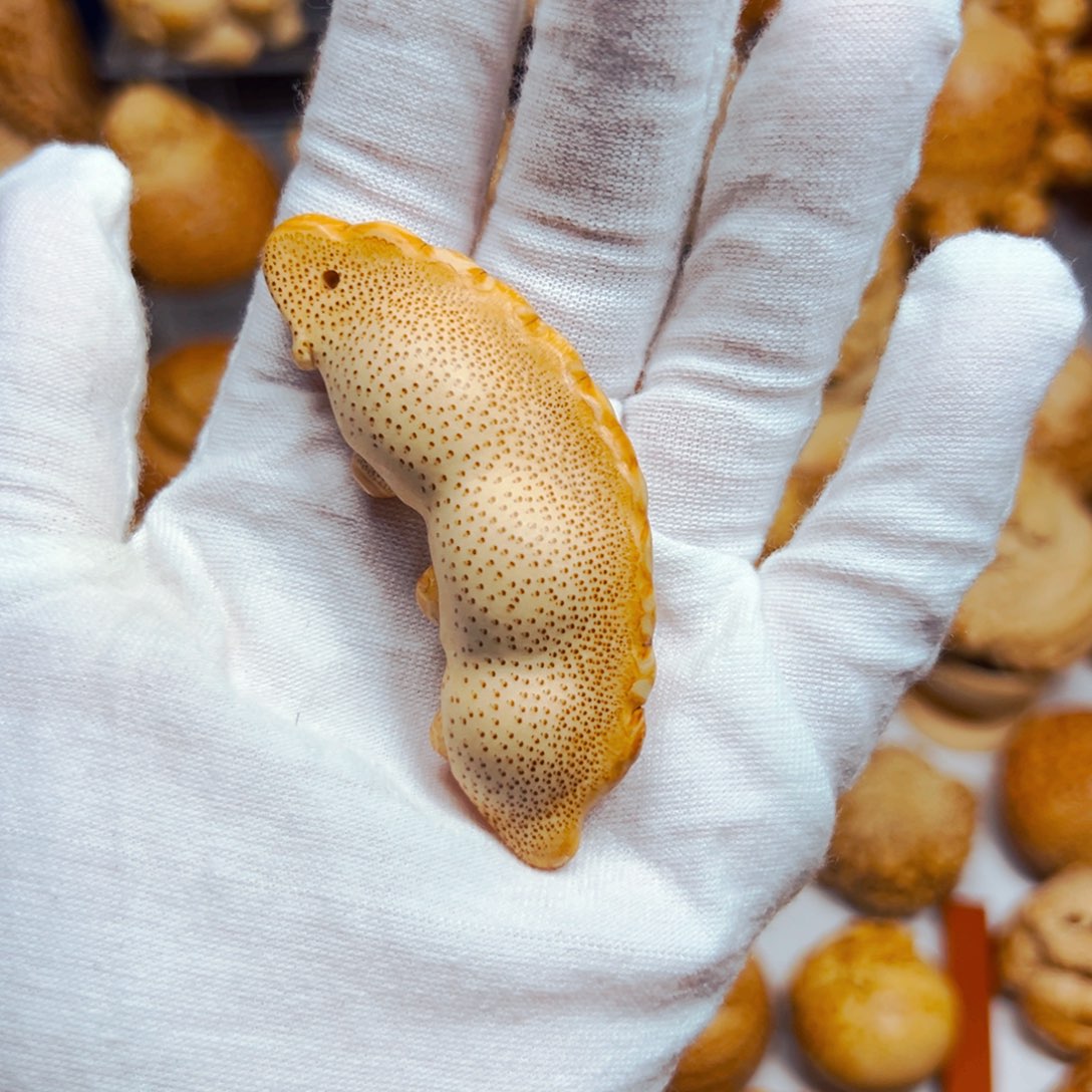 觉***沃竹根雕竹雕豆荚。       