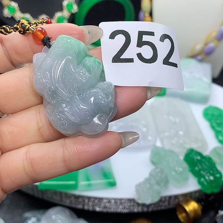 翡翠吊坠(赠链)未镶嵌