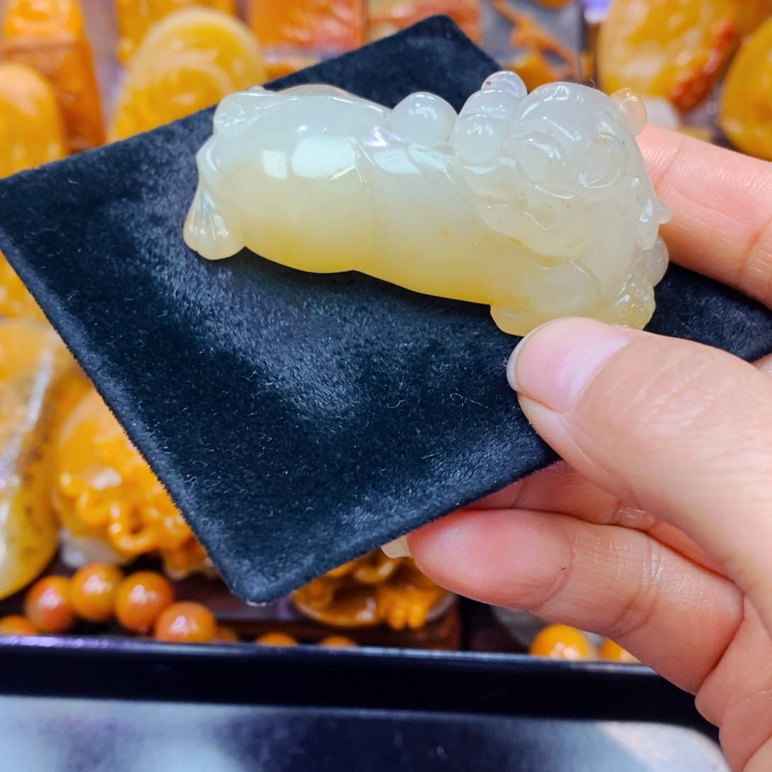 未镶嵌石英质玉（黄龙玉）颈饰