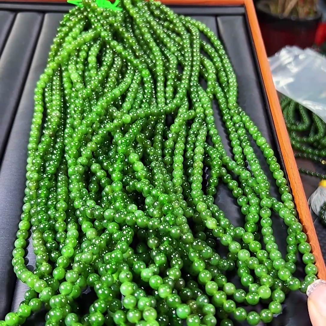 和田玉（碧玉）未镶嵌颈饰卡6发其一