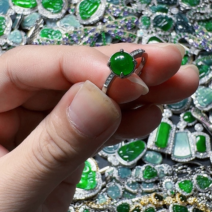 翡翠颈饰未镶嵌天然A货翡翠放漏