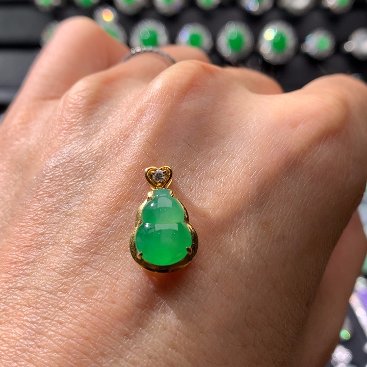 颈饰18K金镶嵌翡翠