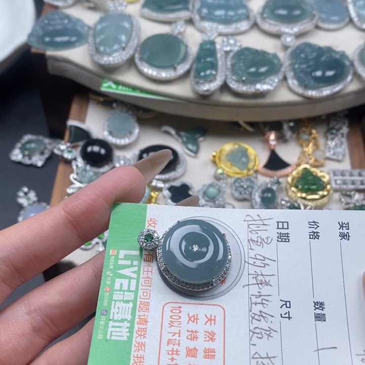 翡翠颈饰未镶嵌翡翠