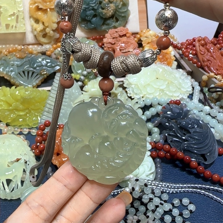 未镶嵌蛇纹石玉吊坠