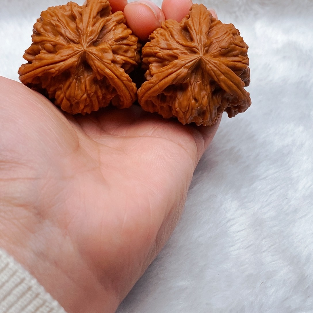 y***6文玩核桃吊坠三棱