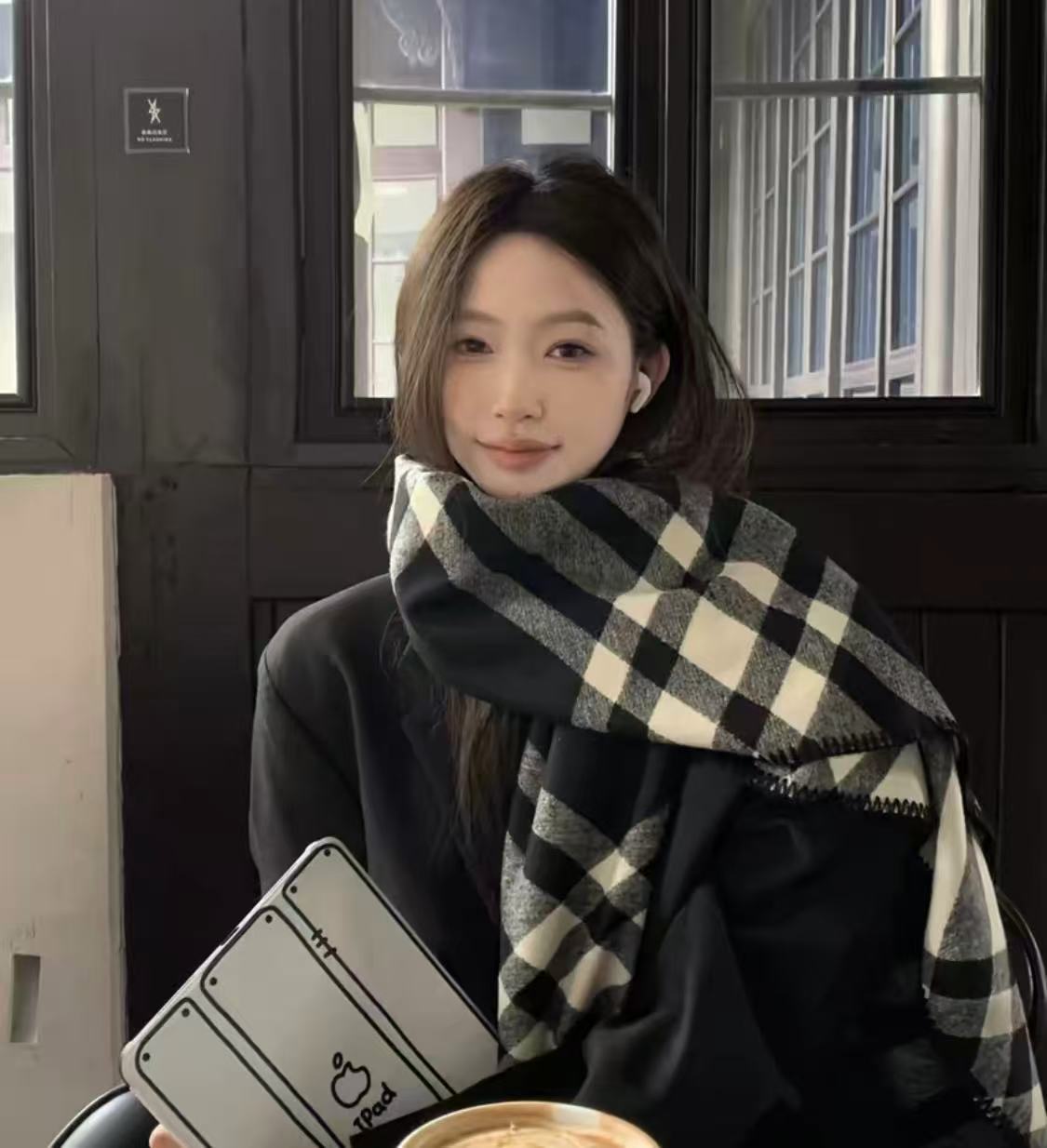 轻奢围巾女保暖小披高级百搭黑白格纹仿羊绒网红时尚