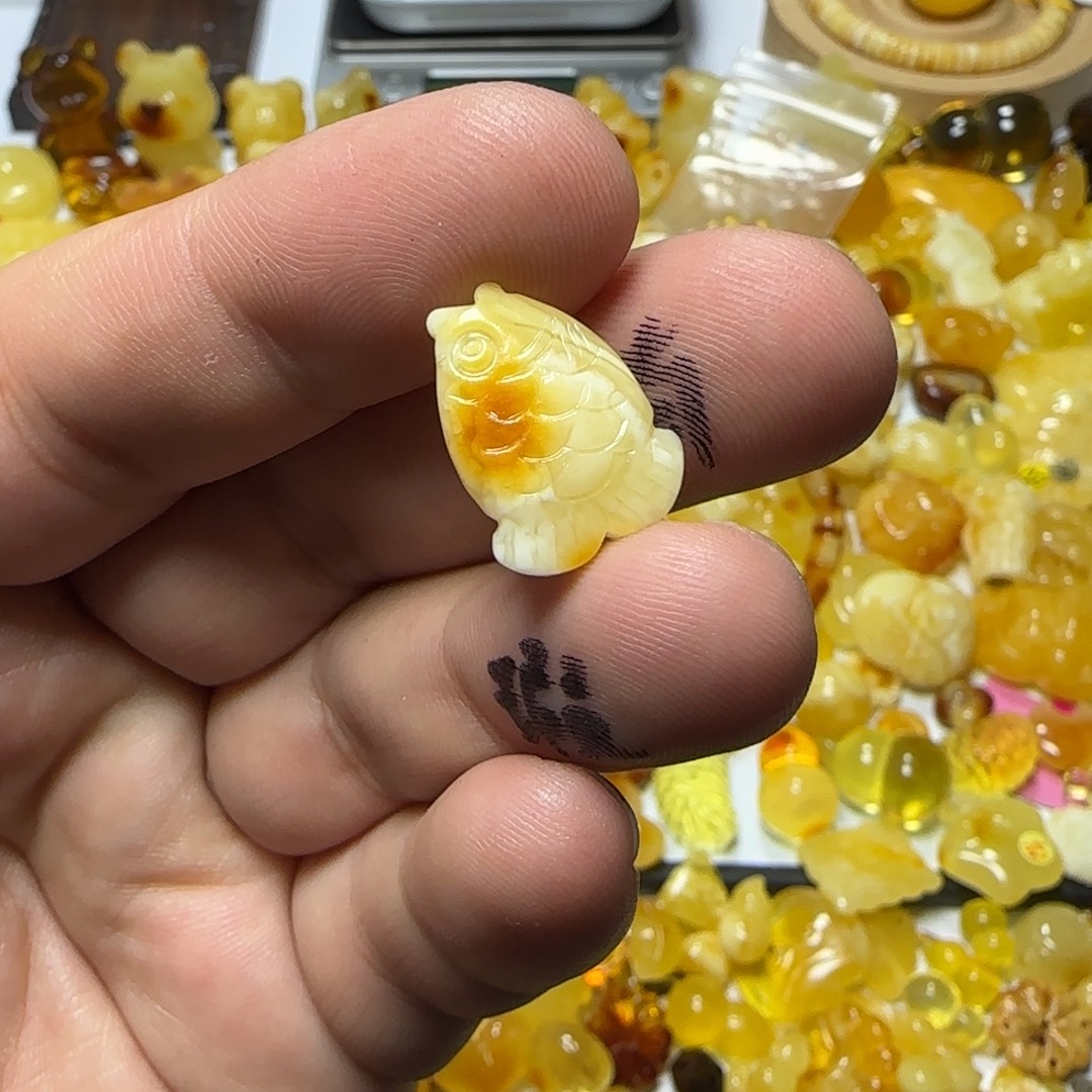 琥珀未镶嵌裸石0.53克