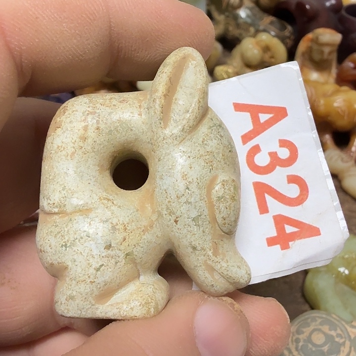 透闪石-蛇纹石玉未镶嵌颈饰