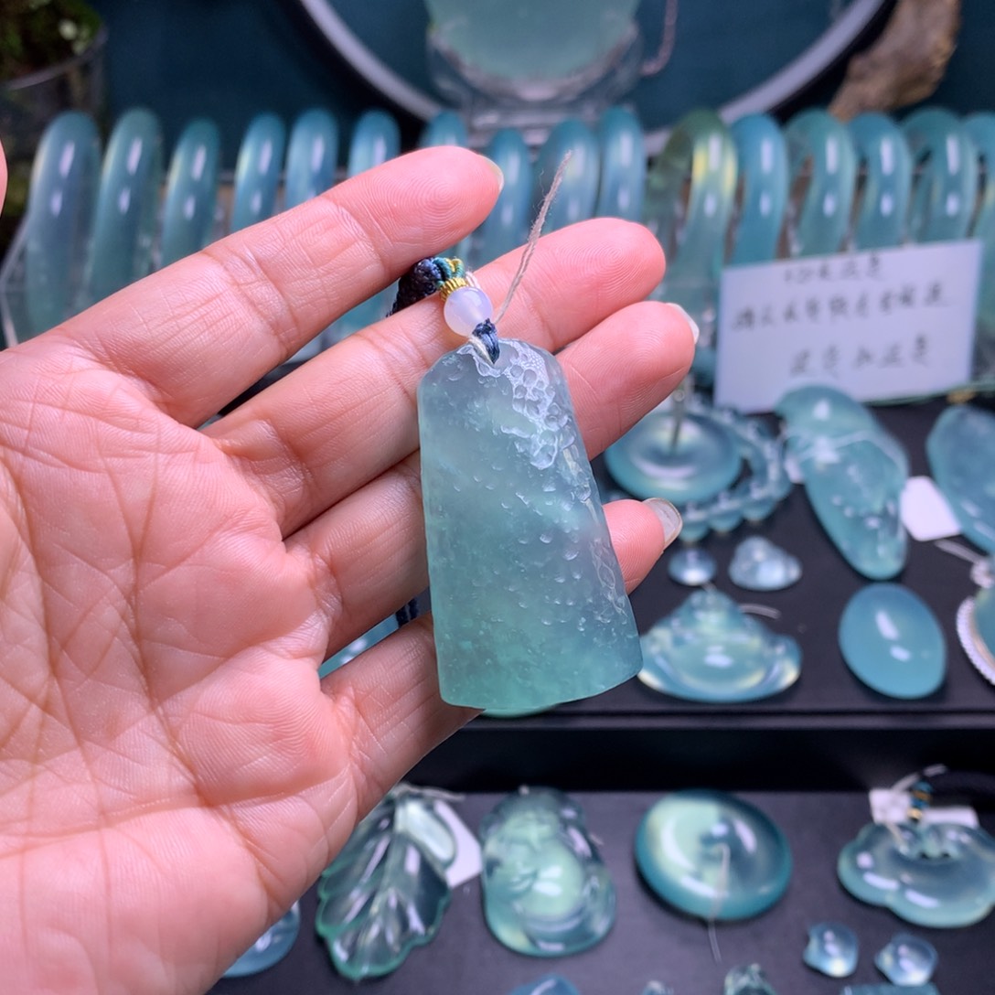 未镶嵌蛇纹石玉吊坠