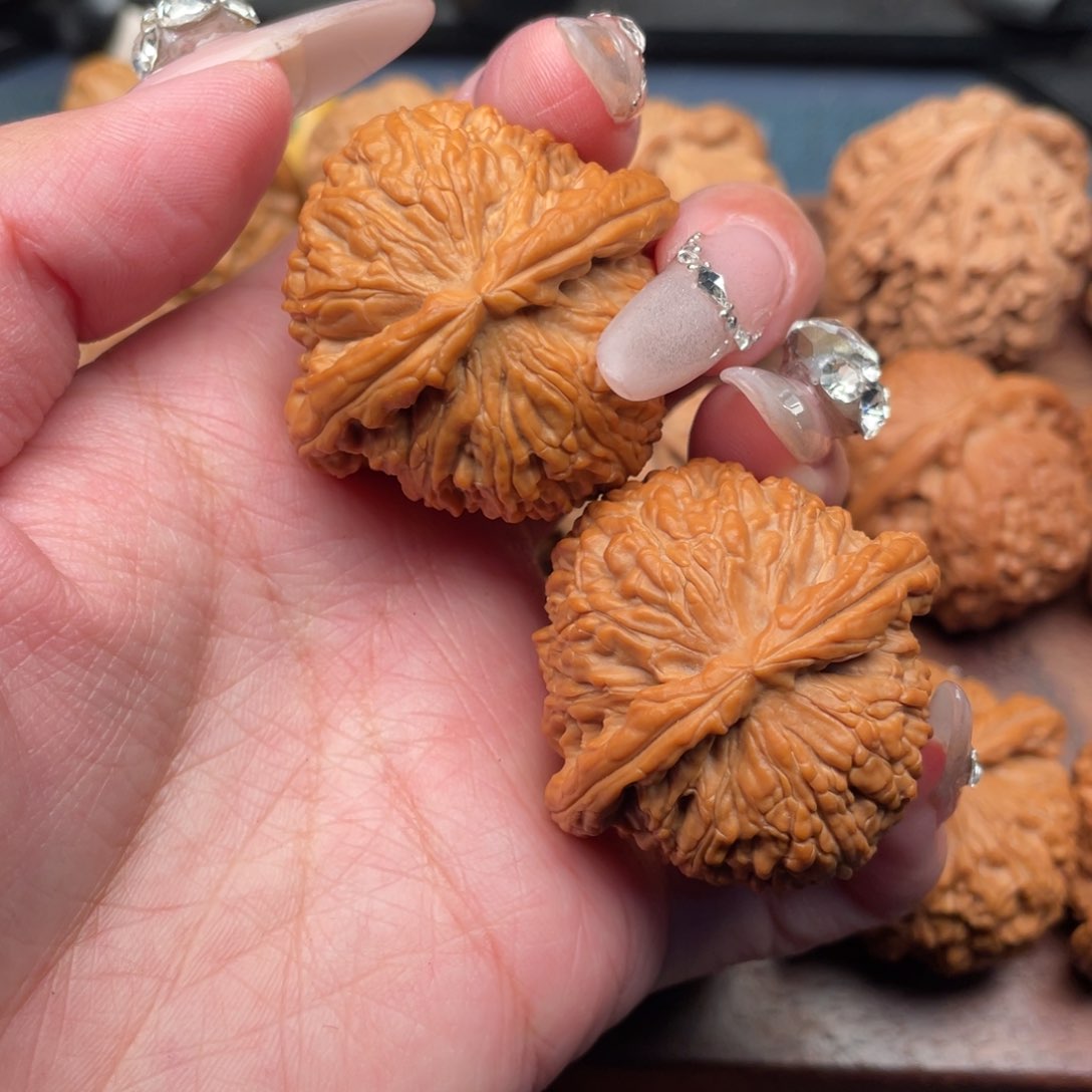 文玩核桃吊坠全品。红皮同树球白40