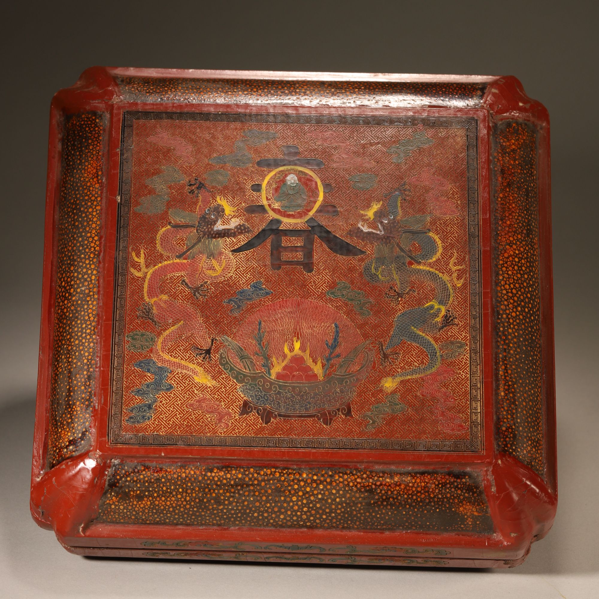 Lot04清代 木胎大漆龙纹盖盒