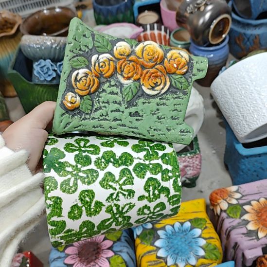 当场拍满15元发货不凑不发，花盆盆口不方不圆有针孔黑点是正常的，