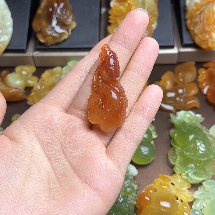 蛇纹石玉颈饰未镶嵌喀****司