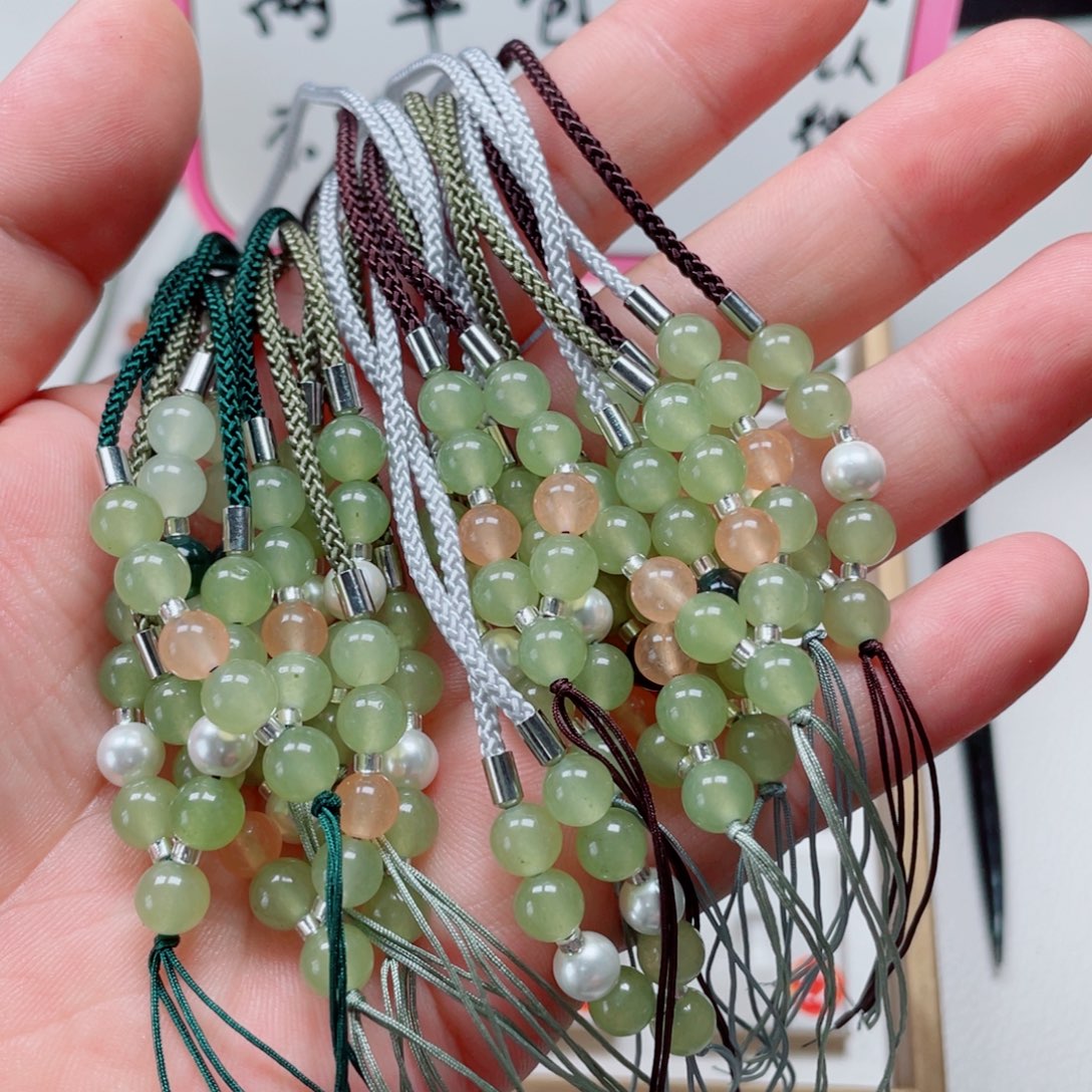 锦***萱未镶嵌蛇纹石玉颈饰