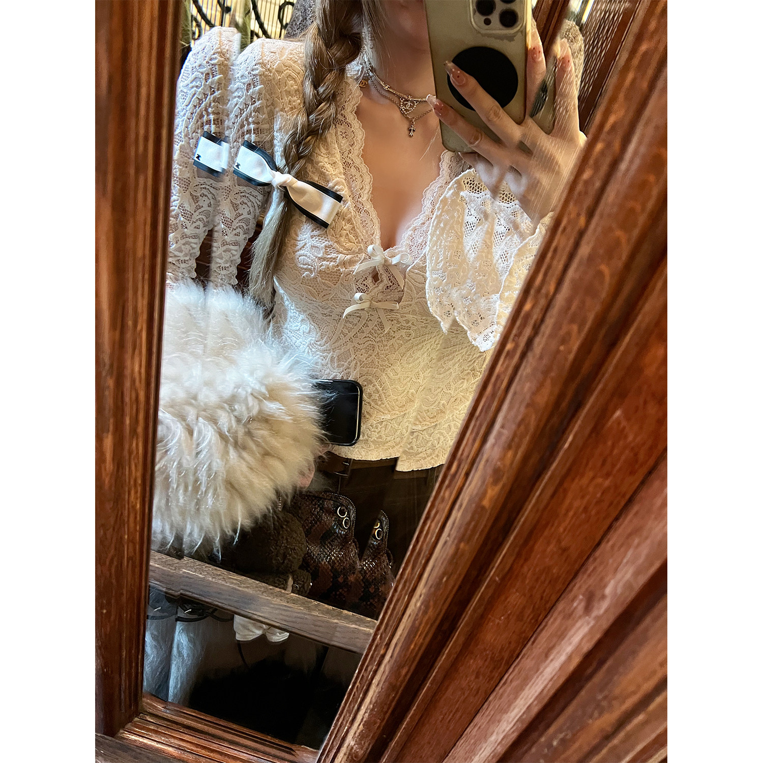 悄然心动 雪尼尔蕾丝蝴蝶结喇叭袖长袖打底衫纯欲性感磨毛上衣