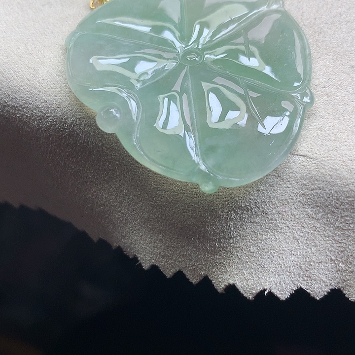 翡翠颈饰18K金镶嵌吊坠