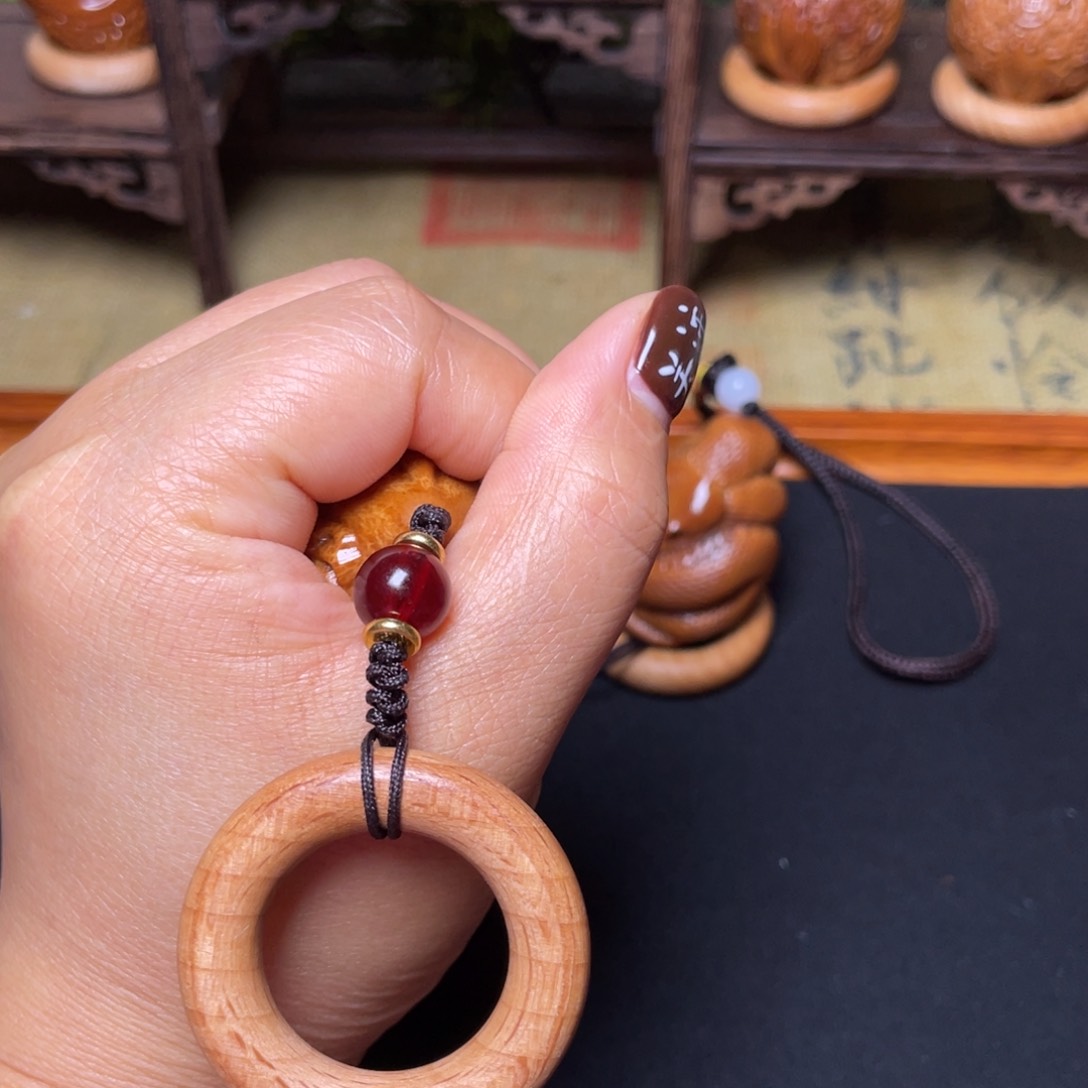 橄榄核吊坠美女三年