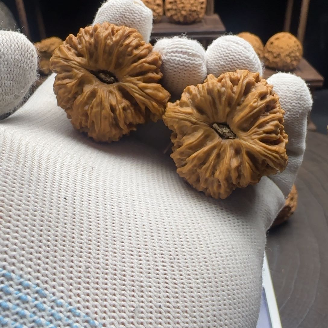 文玩核桃吊坠劉*虎39.5拉丝奥迪