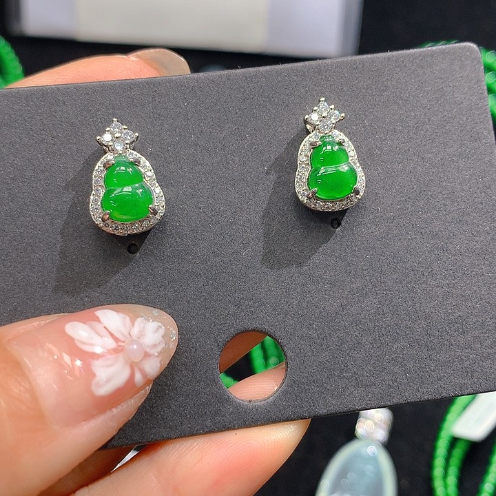 翡翠耳饰未镶嵌翡翠