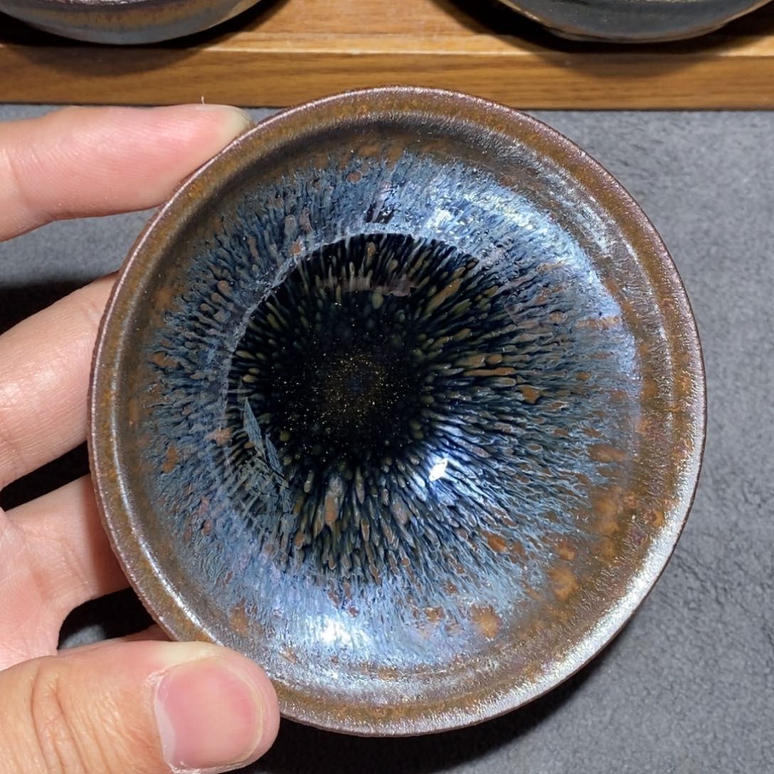 茶盏雕栏玉砌应犹在