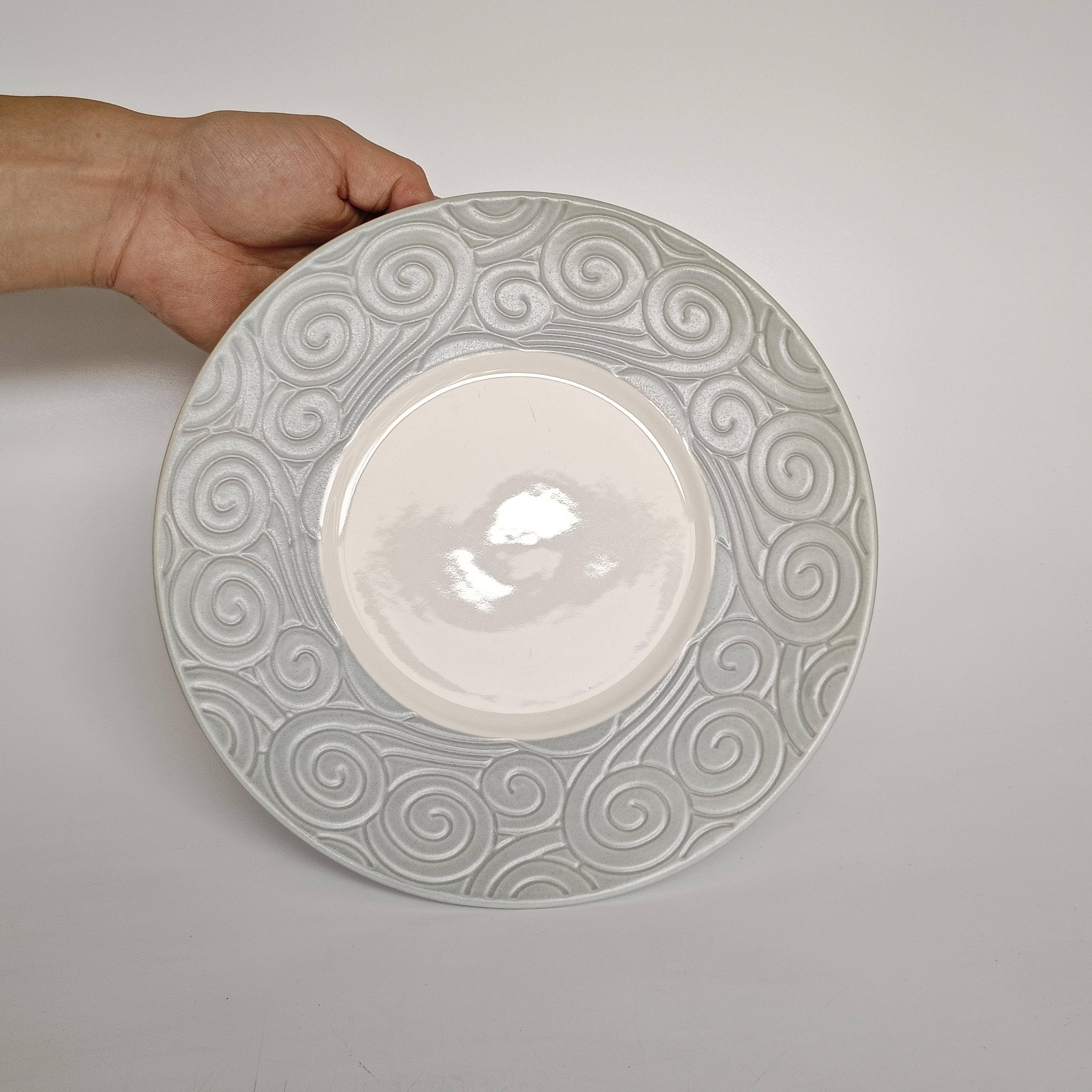 R55 灰蓝色9寸浮雕平盘微瑕