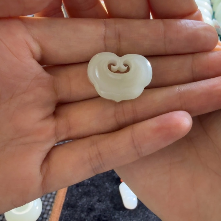 白***蝶和田玉未镶嵌颈饰