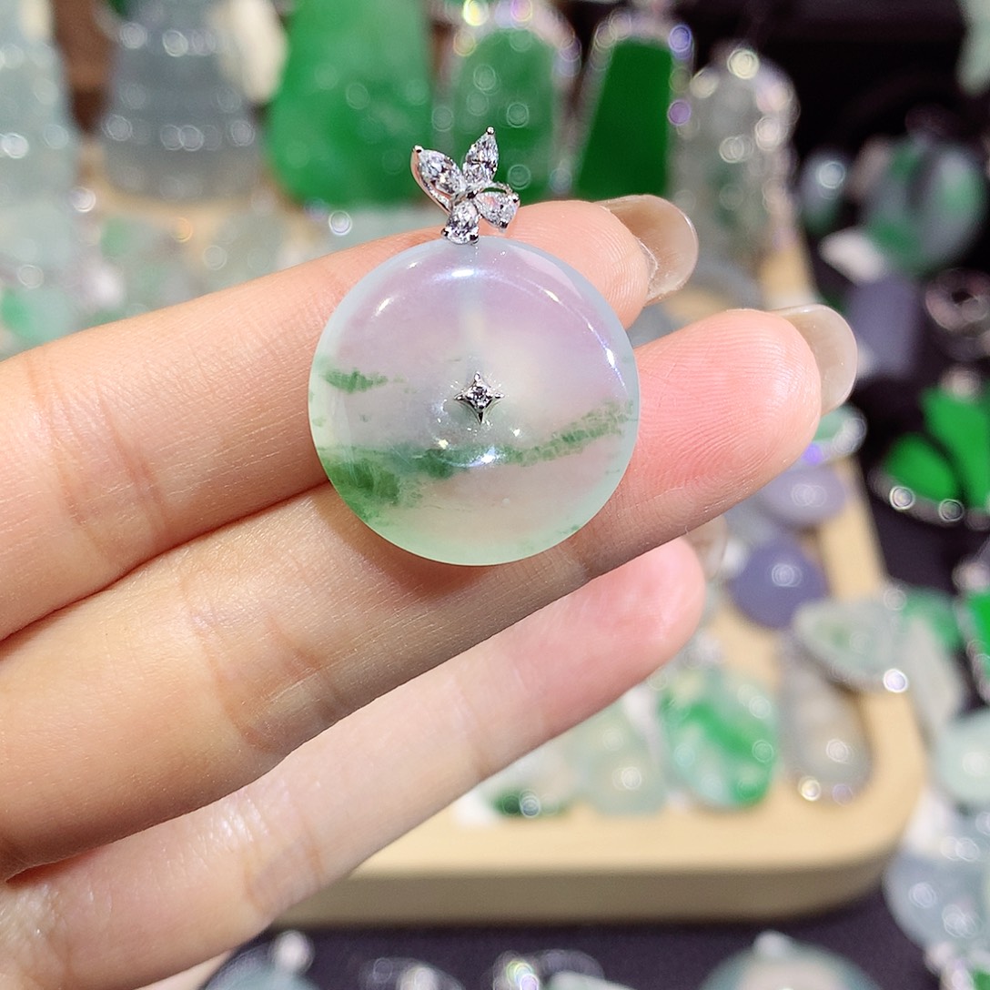 翡翠18K金镶嵌颈饰扣