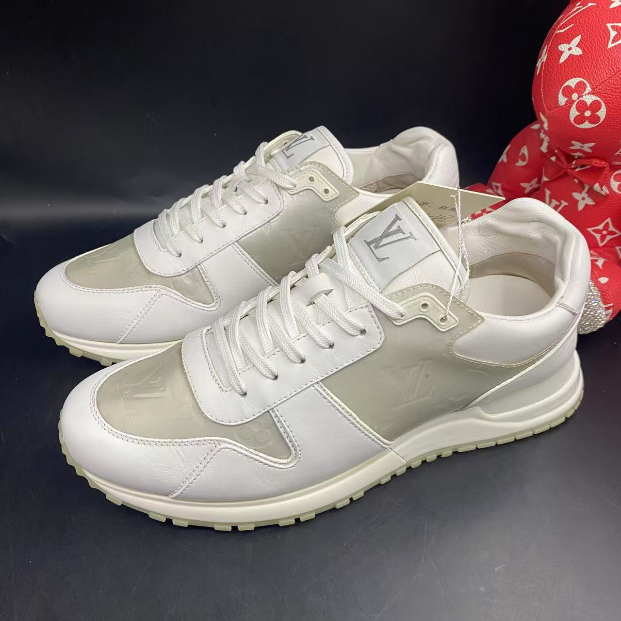 95新 LouisVuitton/路易威登 白色镭射男士运动鞋39欧码kke327