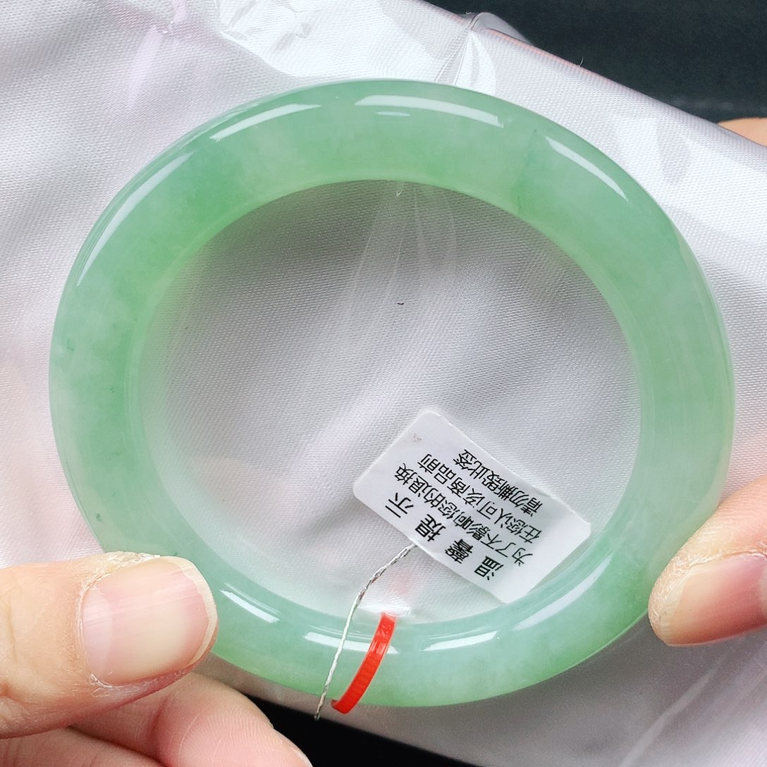 翡翠手镯未镶嵌55圈