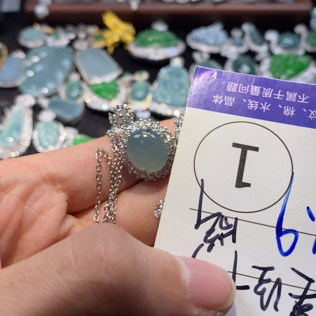 猪***女翡翠未镶嵌颈饰翡翠
