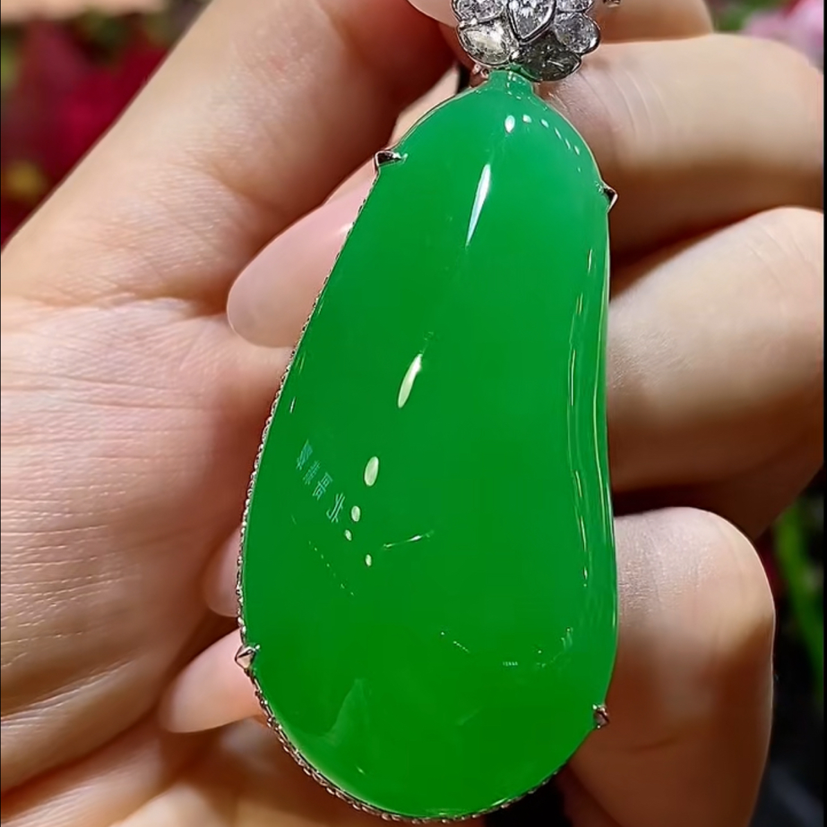 天然翡翠18k金镶嵌吊坠