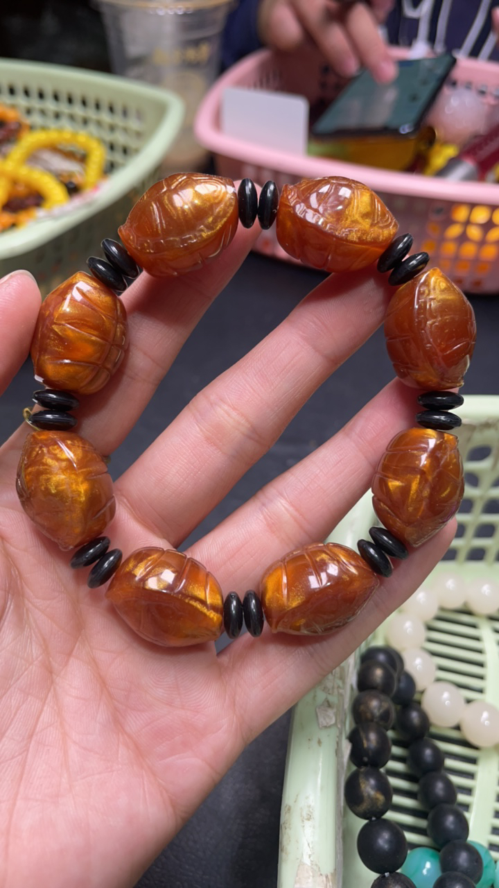 B726 18 茶珀金绞甲天下手串