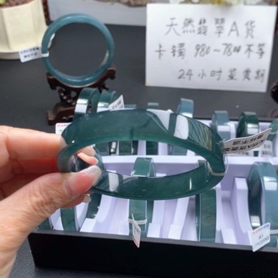 翡翠手镯未镶嵌不**。65尺寸