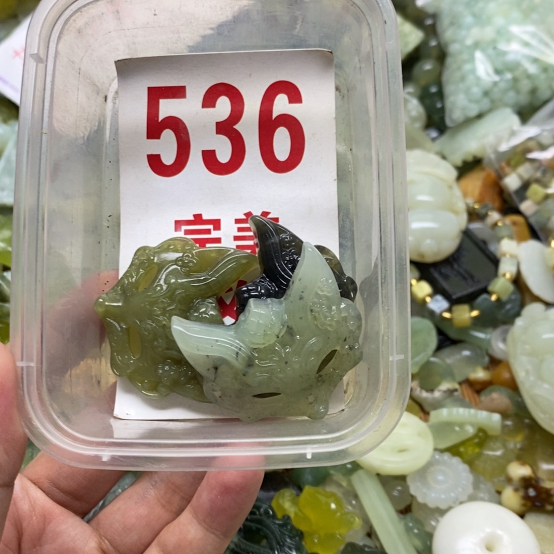 蛇纹石玉挂坠未镶嵌