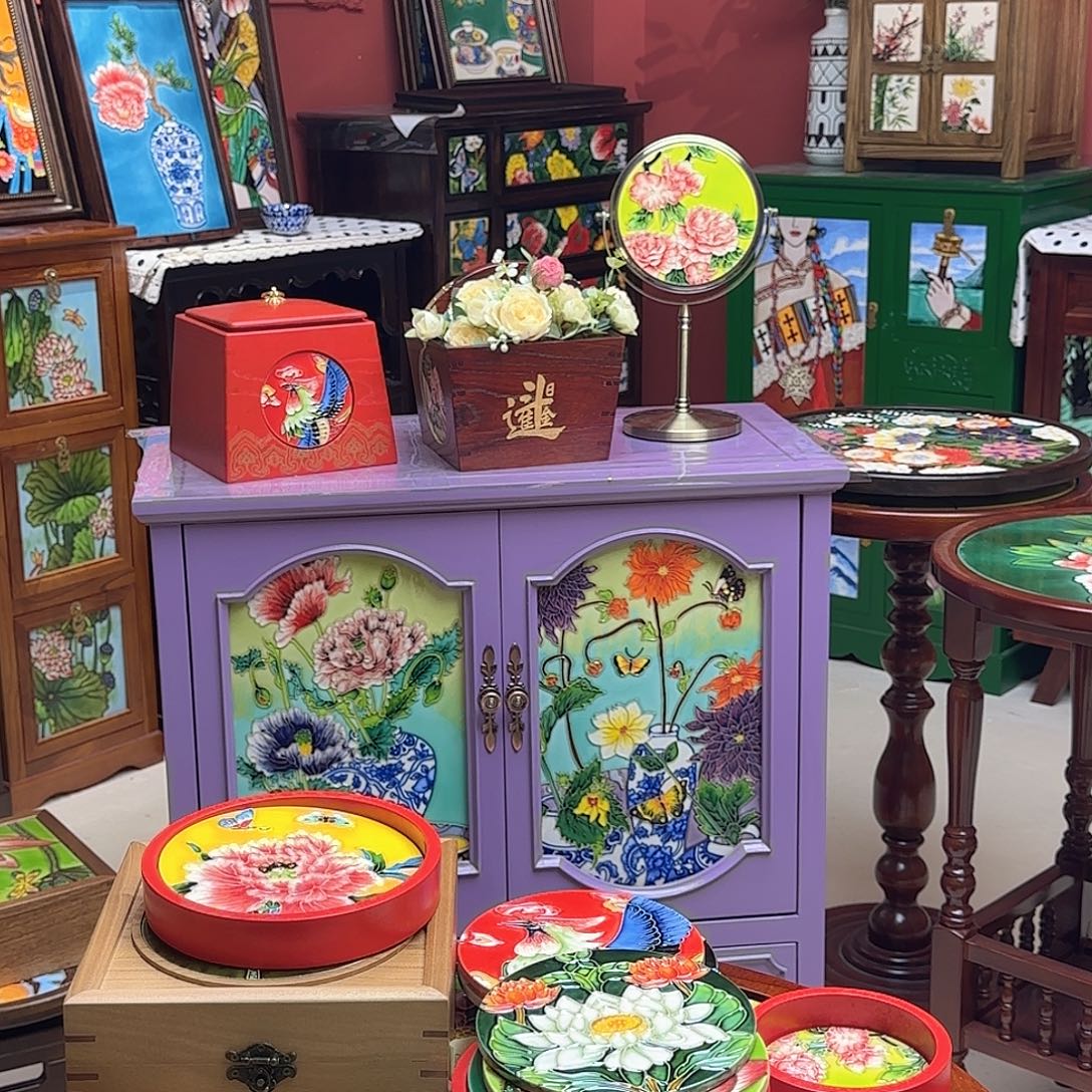 信***巷瓷片圆红盘满绿荷花和黄牡丹