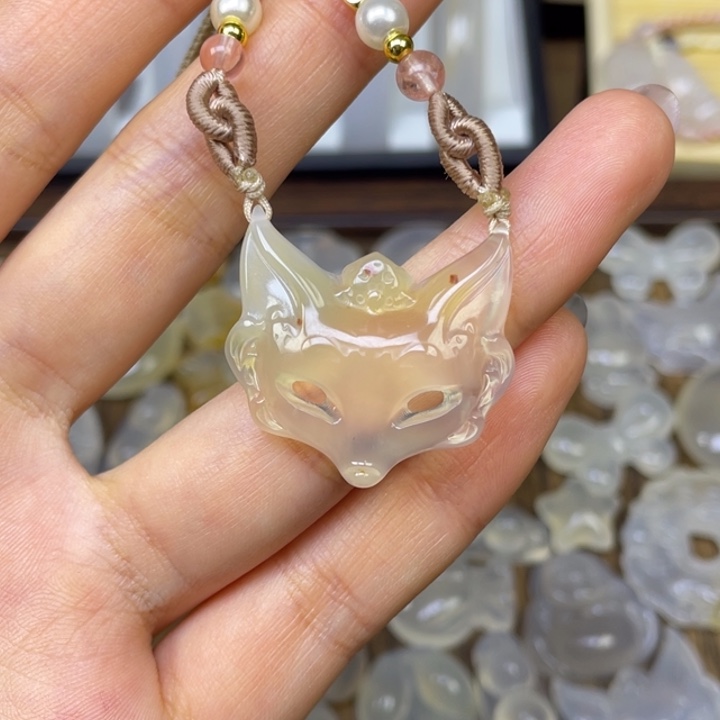 玛瑙/玉髓未镶嵌颈饰狐狸面具